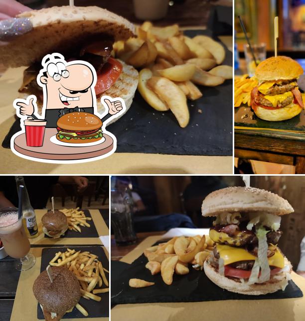 Prova un hamburger a The Black Tulip Irish Pub