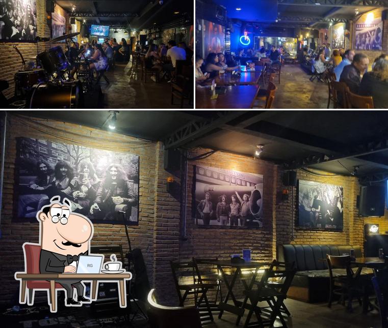 O interior do Hookerz Beer Club
