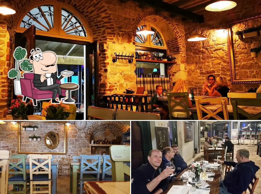 Siediti a un tavolo di Canzona