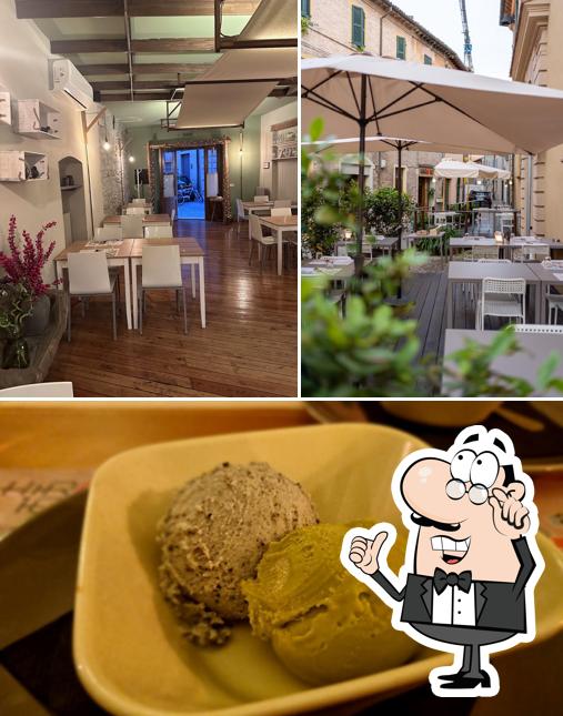 Questa è la foto che presenta la interni e cibo di Hiro 10