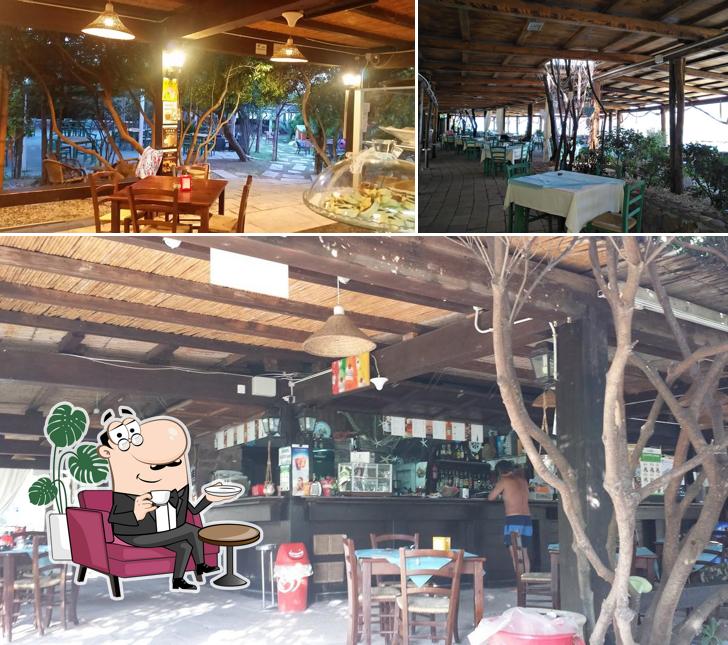 Siediti a un tavolo di Area Sosta Camper di S'Abba Druche