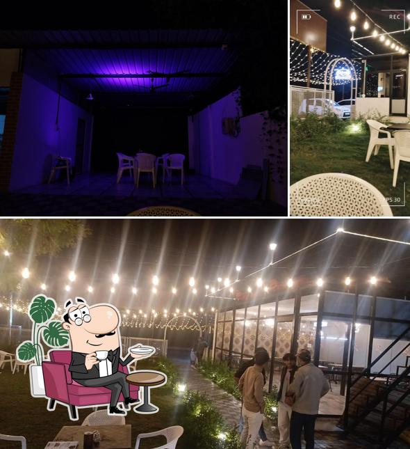 The interior of Shiva’s coffee bar (Uvarsad)