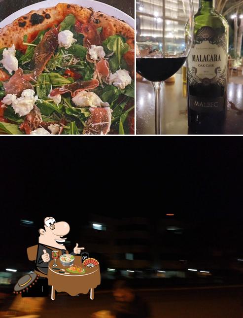 Dê uma olhada a foto apresentando comida e exterior a Vinnys pizza