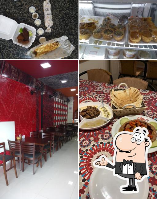 Sente em uma das mesas no Kebab do Said