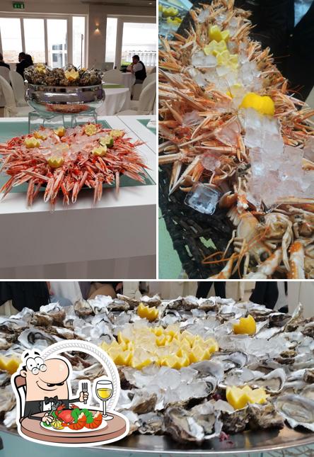 I clienti di Casale Santa Lucia - Sala ricevimenti possono gustare vari prodotti di cucina di mare