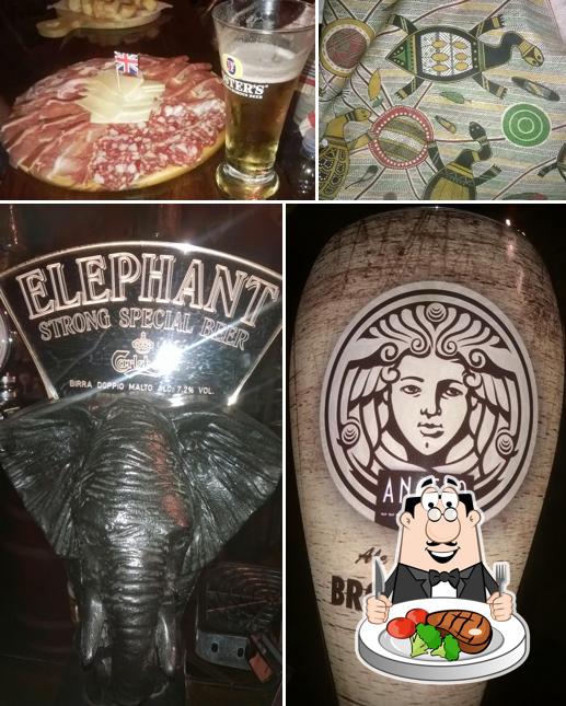 Prenditi i un pasto a base di carne a Ayers Rock Pub