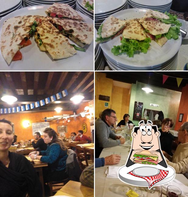 Ordina un panino a LEON D'ORO da Demis - bar, pizzeria, ristorante, alloggio