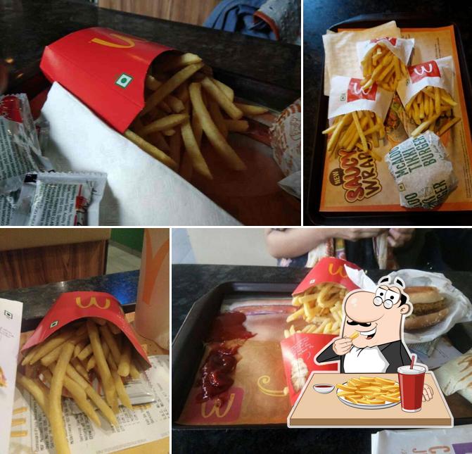 Taste French-fried potatoes with different sauces