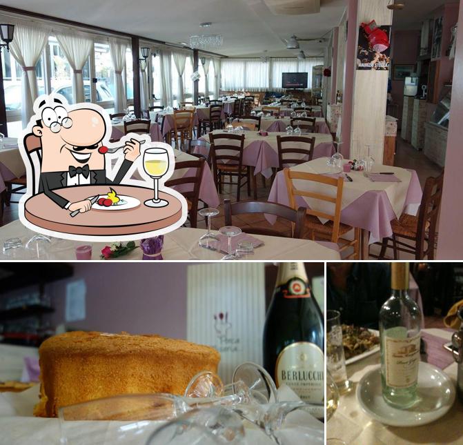 La cibo e interni del ristorante