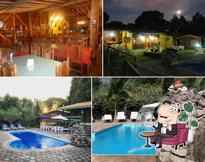 Sente em uma das mesas no Pousada Recanto Primavera