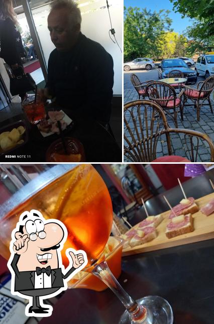 Tra le varie cose da Caffè Nero si possono trovare la interni e cibo