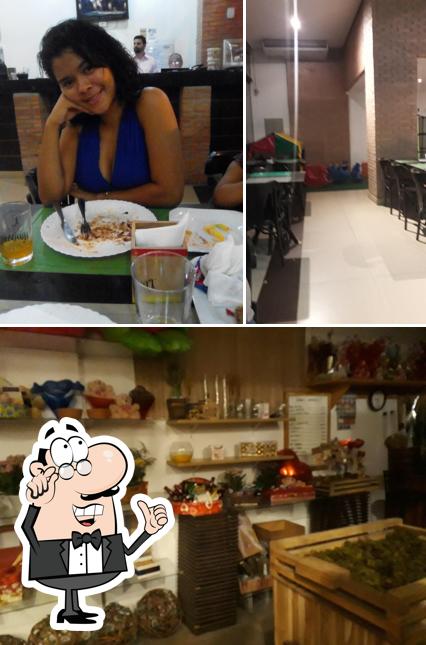 Sente em uma das mesas no Não Acredito Que É Pizza Caseira