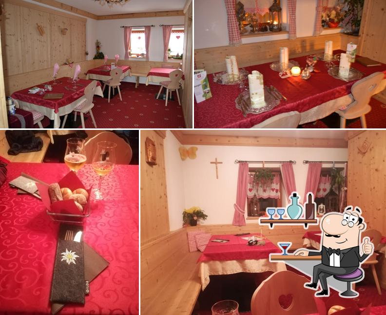 Dai un'occhiata agli interni di Heisla Der Hofschank- La osteria