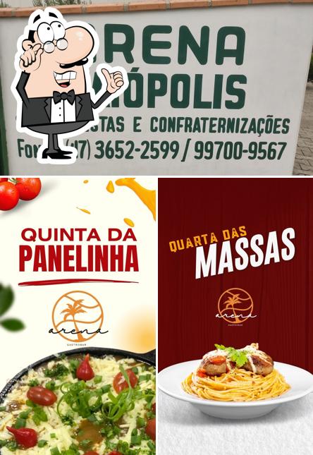 Sente em uma das mesas no Arena Gastrobar