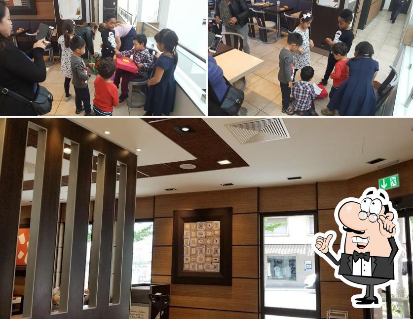 Siediti a un tavolo di McDonald’s