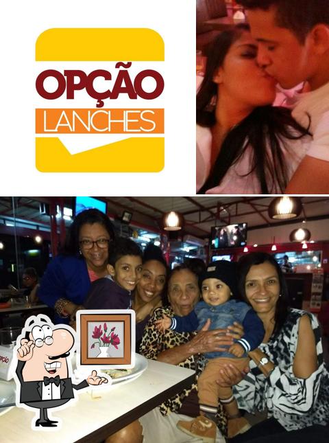 Sente em uma das mesas no Opção Lanches