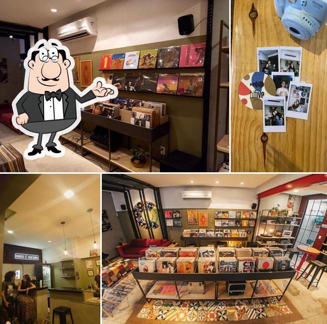 Sente em uma das mesas no Hifive Discos e Bar