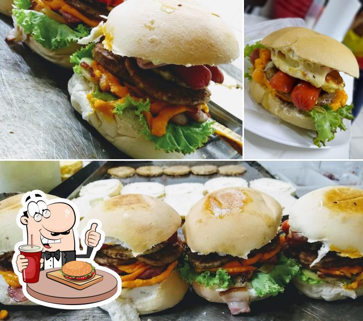 Delicie-se com um hambúrguer no Lanchonete HotLanche