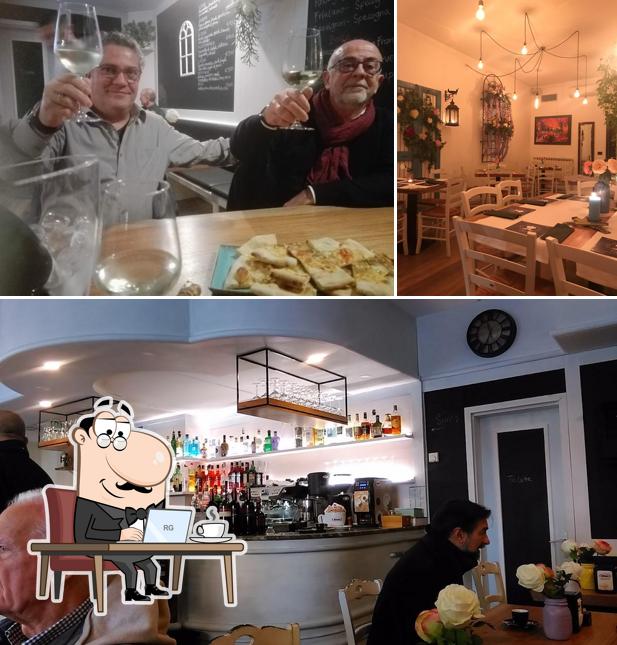 La interni e bancone da bar del ristorante