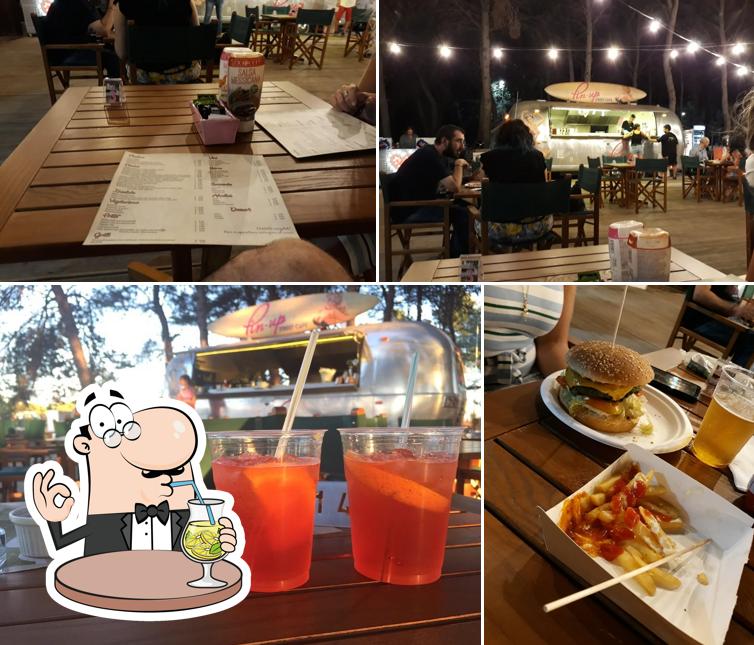 Questa è la immagine che presenta la bevanda e interni di Pin-up Street Café