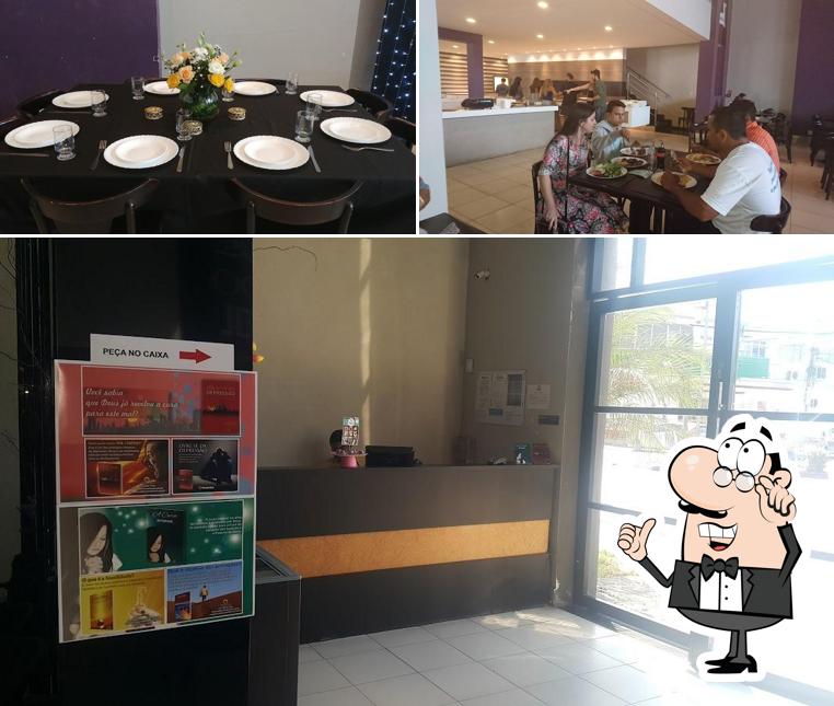 Sente em uma das mesas no Alex Restaurante