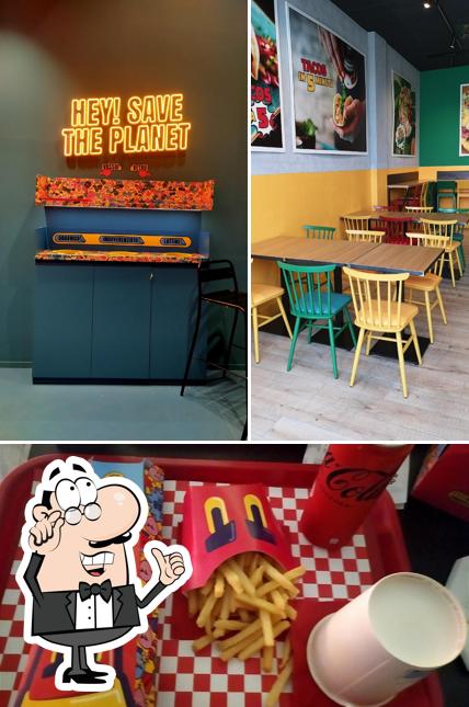 Questa è la foto che raffigura la interni e cibo di Kebhouze - Mercato Corso Sardegna