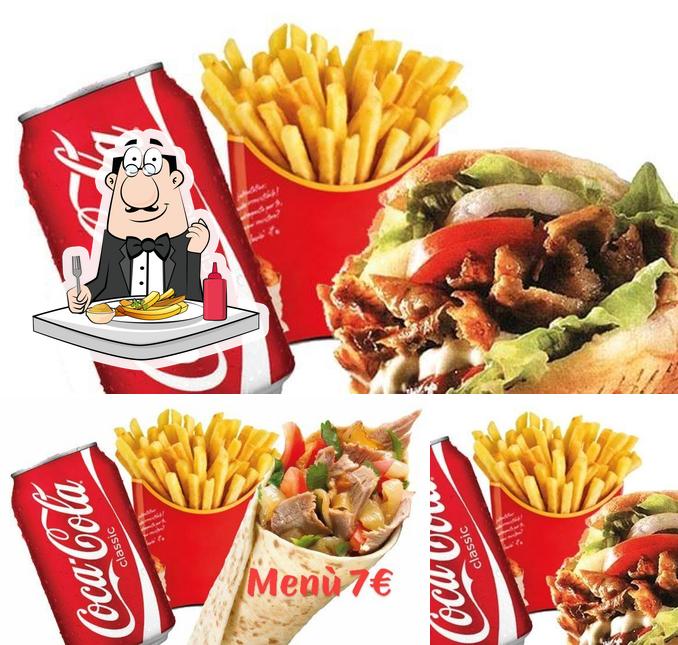 Assaggia un piatto di patatine a The King Kebab