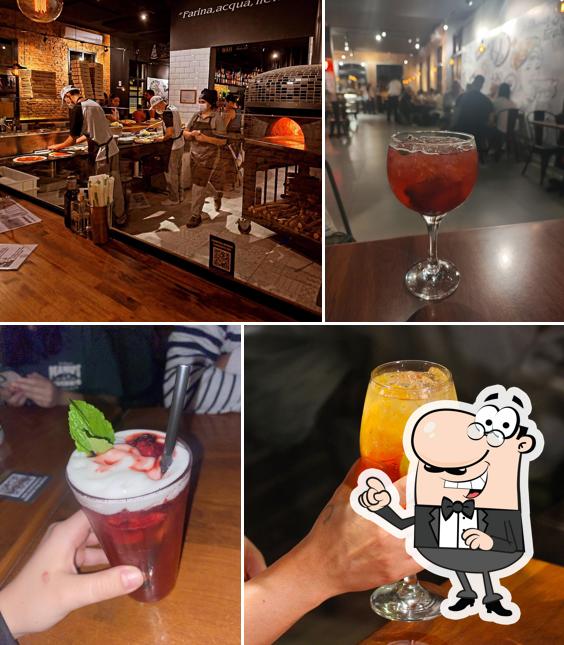 Sente em uma das mesas no 430 Gradi Itu