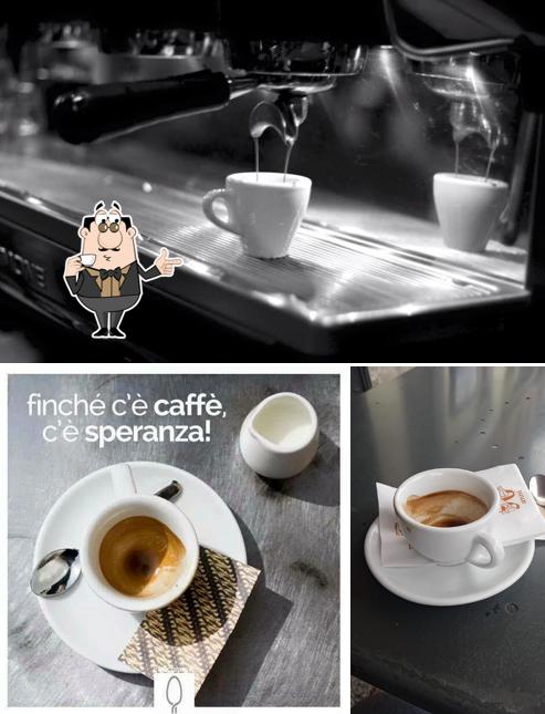 Goditi qualcosa da bere a Bar Marconi