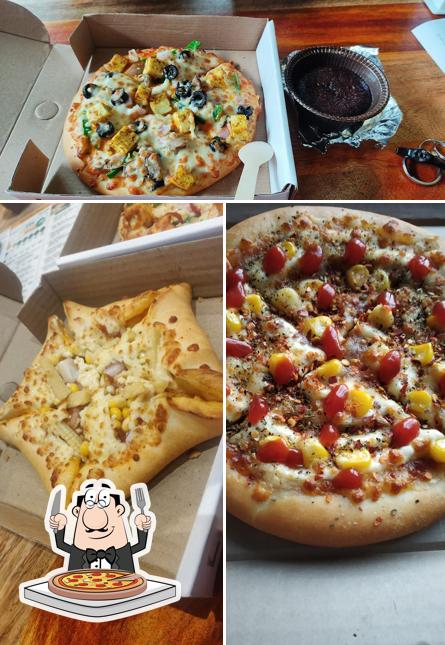 Pick pizza at La Pino’z Pizza College Road Nashik - Best Pizza in Nashik