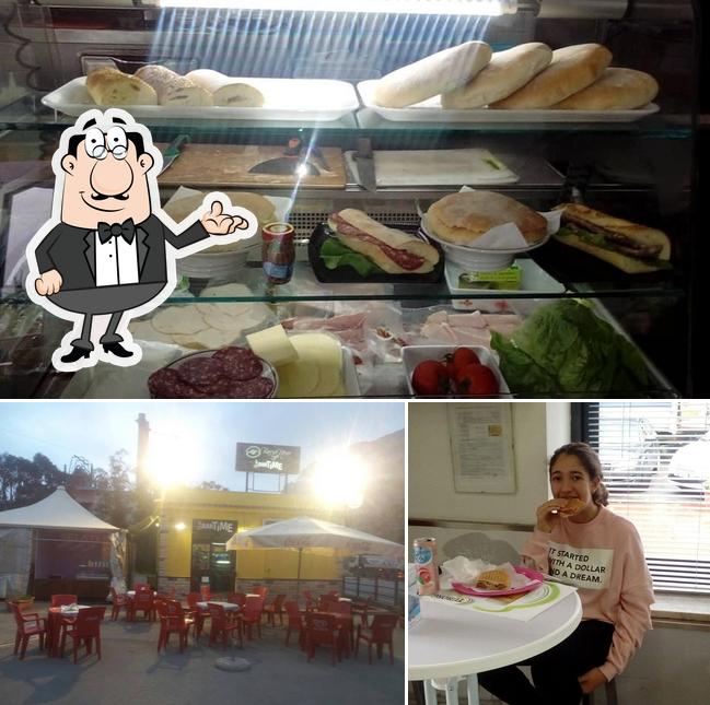 La foto della interni e cibo di Bar Time caffetteria