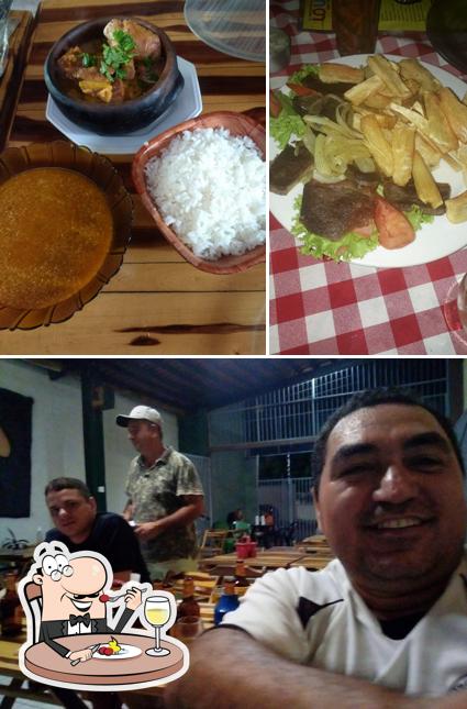 Entre diferentes coisas, comida e balcão de bar podem ser encontrados no Espaço Do Ioio
