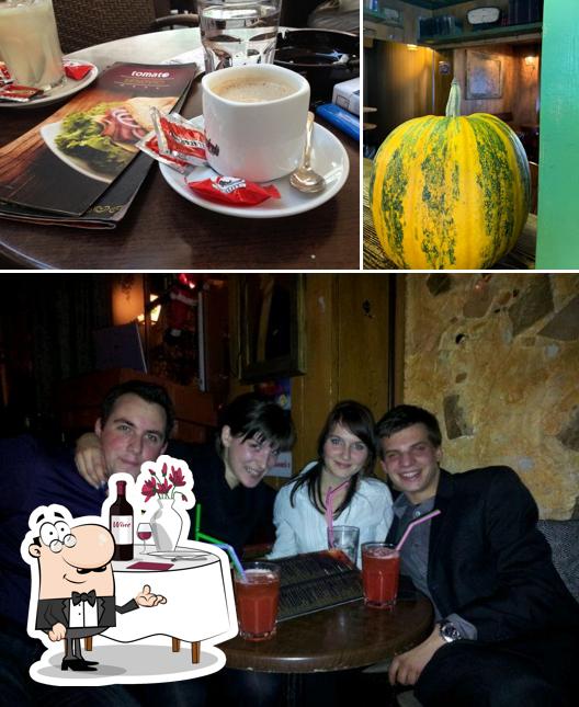 Questa è la foto che raffigura la tavolo da pranzo e cibo di Parlament pub