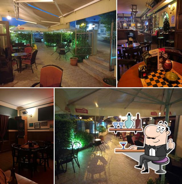 Gli interni di Bridge cafe