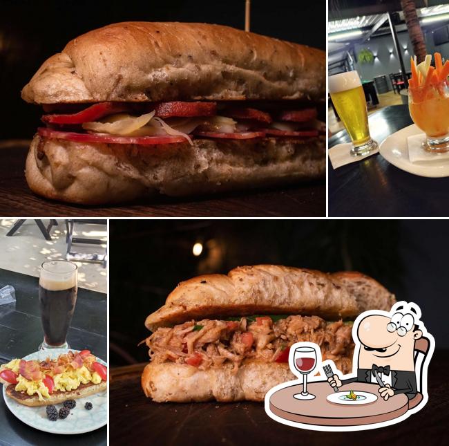 Sanduíche de carne de porco desfiada em Cervejaria Ituiutaba