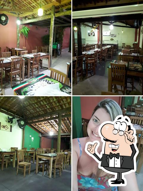 Sente em uma das mesas no Pizza 10 Delivery e Pizzaria