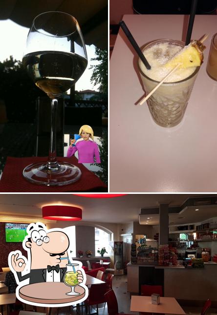 La bevanda e interni del ristorante