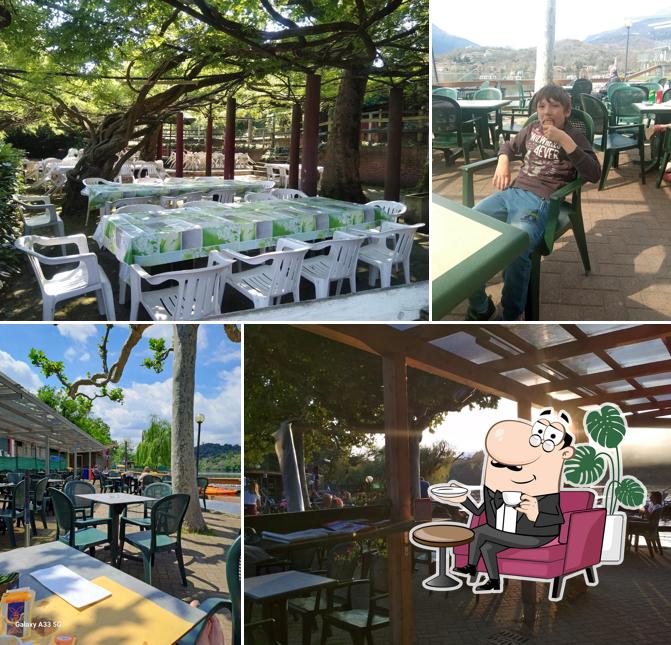 Siediti a un tavolo di Chalet Moia