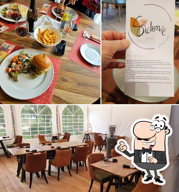 Installez-vous à l'une des tables de Sidonie - Table et comptoir