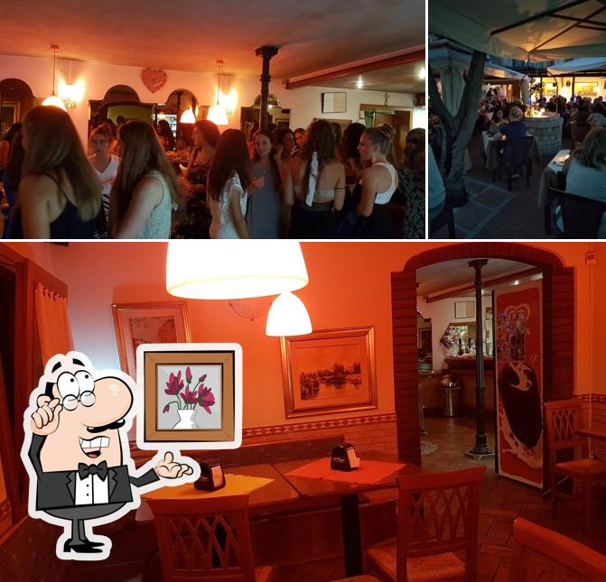 Siediti a un tavolo di Bar Roma Pinsa e sapori. Pinse pizze hamburger club sandwich