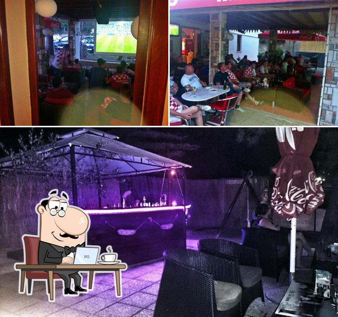 Dai un'occhiata agli interni di Cafe Porto