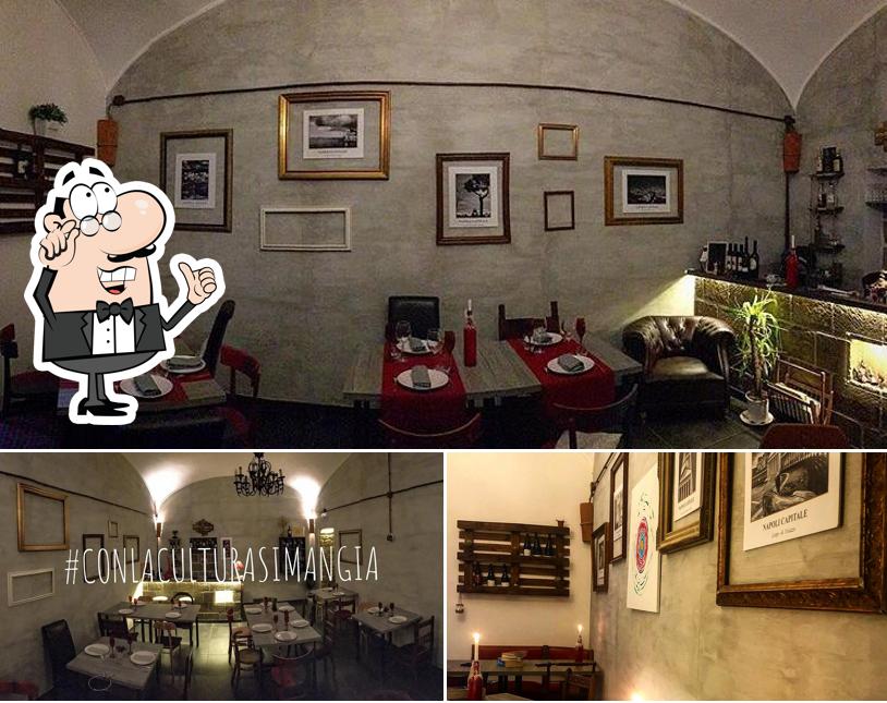 Siediti a un tavolo di Salotto Nunziata Archeologia in cucina