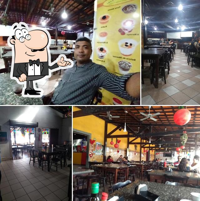 Sente em uma das mesas no O Rei da Picanha