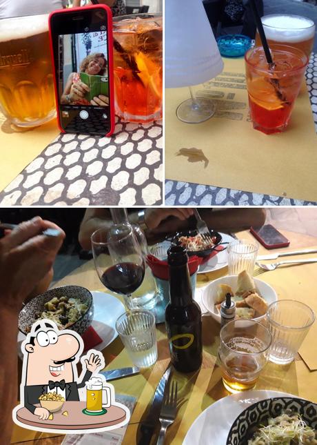 Puoi ordinare un rinfrescante bicchiere di birra chiara o scura