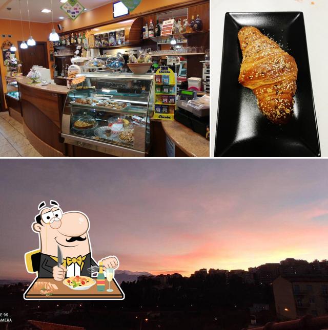 Dai un’occhiata alla foto che mostra la cibo e esterno di Bar del Viale