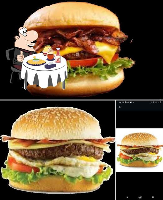 Peça um hambúrguer no Delícias da Massa Pizzaria