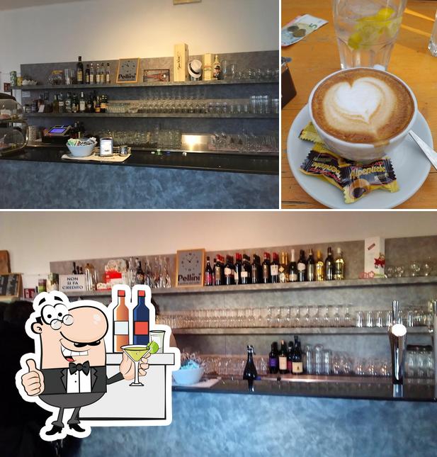 La foto di bancone da bar e bevanda da Osteria da Alan