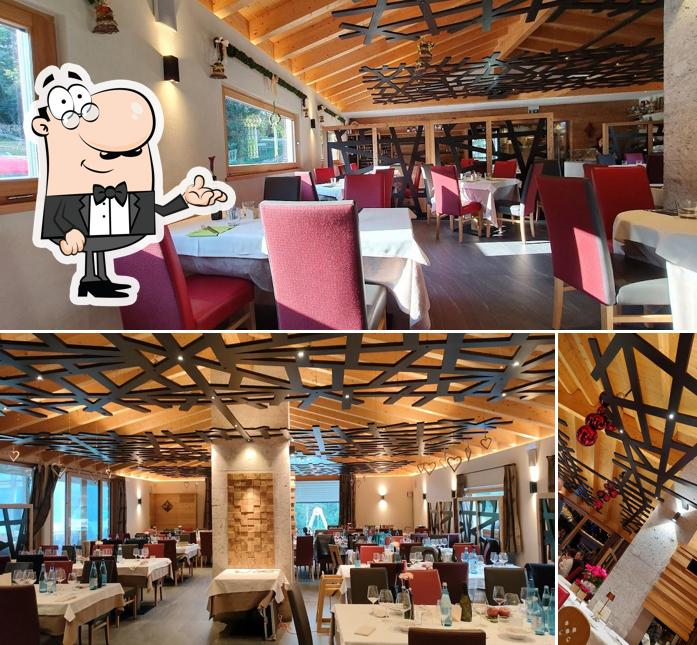 Siediti a un tavolo di Ristorante Pizzeria al Picchio Rosso