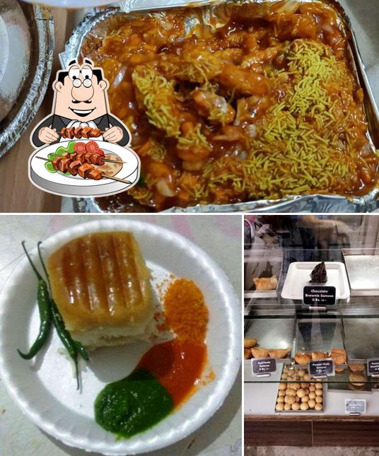 Food at Thaggu Ke Samose