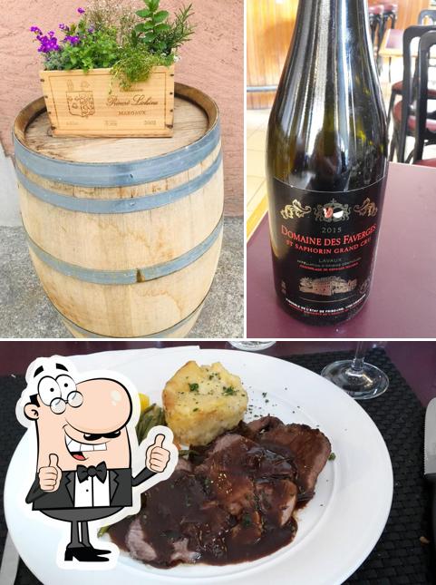 Guarda la foto di Café des Bains